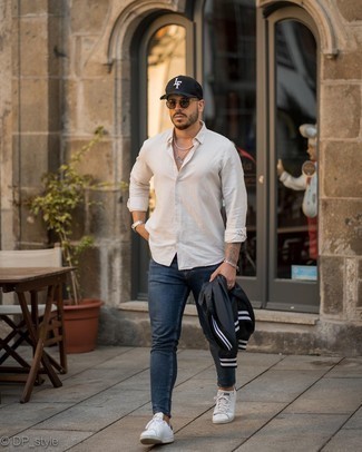 Как носить джинсы с университетской курткой мужчине