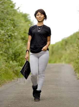 Как носить джинсы с кроссовками на танкетке