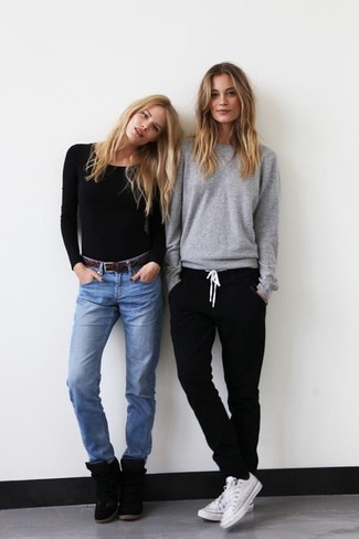 Как носить джинсы с кроссовками на танкетке