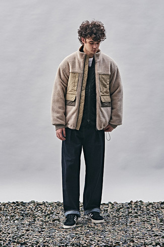 Как носить джинсы с свитером на молнии мужчине