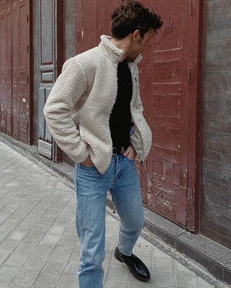 Как носить джинсы с свитером на молнии мужчине