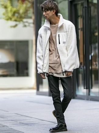 Как носить джинсы с свитером на молнии мужчине