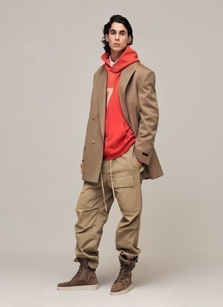 Какие повседневные ботинки носить с светло-коричневыми брюками карго