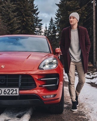 Какие свитера с круглым вырезом носить с светло-коричневыми брюками карго