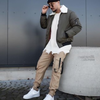 Какие свитера с круглым вырезом носить с светло-коричневыми брюками карго