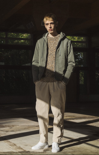 Какие свитера с круглым вырезом носить с светло-коричневыми брюками карго