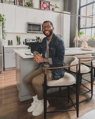 Какие джинсовые куртки носить с светло-коричневыми брюками карго