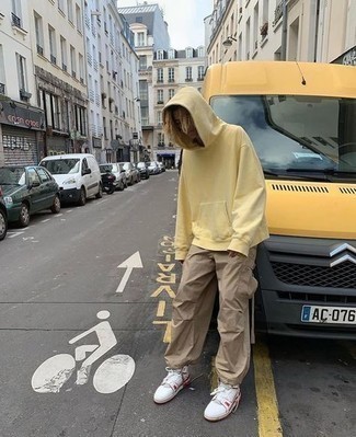 Какие высокие кеды носить с светло-коричневыми брюками карго