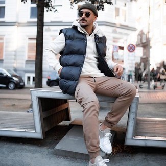 Какой худи носить с светло-коричневыми брюками карго