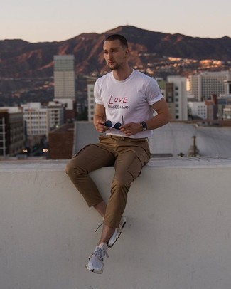 С чем носить светло-коричневые брюки карго