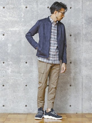 С чем носить светло-коричневые брюки карго