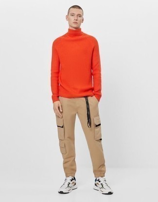 С чем носить светло-коричневые брюки карго