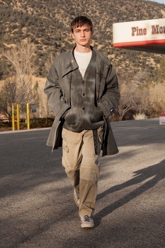 Какие дождевики носить с светло-коричневыми брюками карго