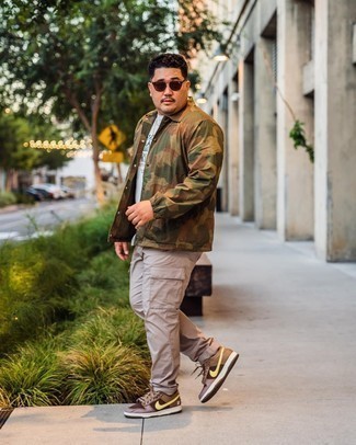 Какие куртки-рубашки носить с светло-коричневыми брюками карго