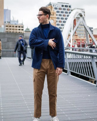 Какие водолазки носить с светло-коричневыми брюками карго