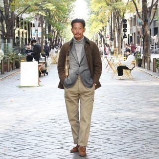 Какие водолазки носить с светло-коричневыми брюками карго