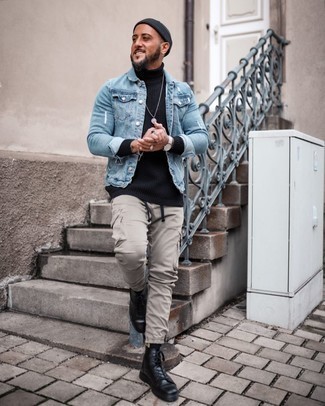 Какие водолазки носить с светло-коричневыми брюками карго