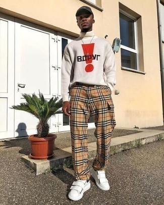 Какие водолазки носить с светло-коричневыми брюками карго