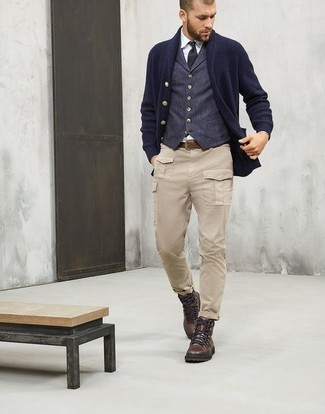 Какие жилеты носить с светло-коричневыми брюками карго