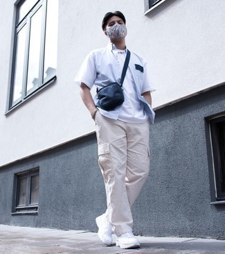 Как носить светло-коричневые брюки карго с белыми кроссовками