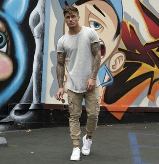 Как носить светло-коричневые брюки карго с белыми низкими кедами