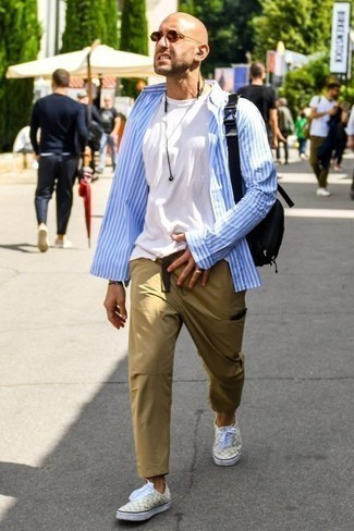 Как носить светло-коричневые брюки карго с белыми низкими кедами