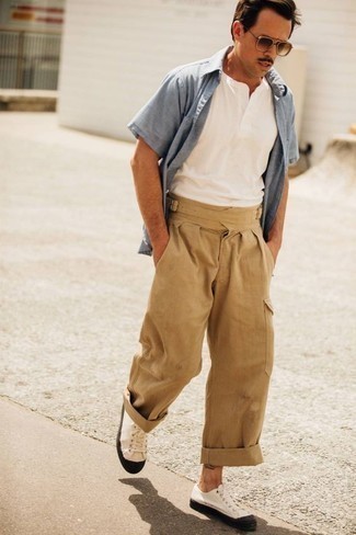 Как носить светло-коричневые брюки карго с белыми низкими кедами