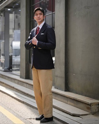 Как носить светло-коричневые брюки чинос с черным пиджаком