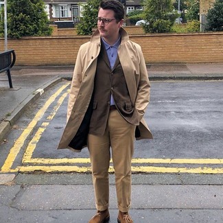 Как носить светло-коричневые брюки чинос с синей футболкой-поло