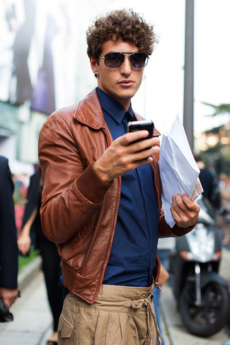 Как носить светло-коричневые брюки чинос с коричневым кожаным бомбером