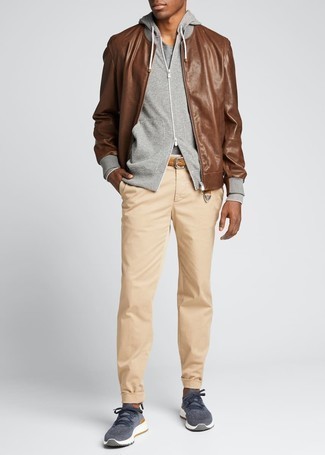 Как носить светло-коричневые брюки чинос с коричневым кожаным бомбером