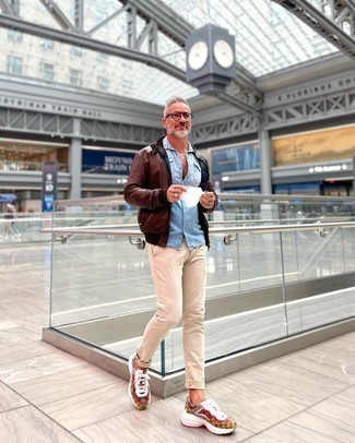 Как носить светло-коричневые брюки чинос с коричневым кожаным бомбером