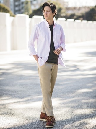 Как носить светло-коричневые брюки чинос с коричневыми кожаными рабочими ботинками