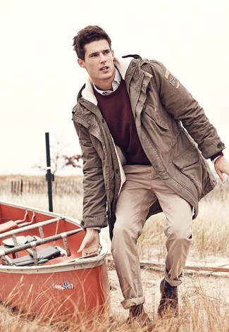 Как носить светло-коричневые брюки чинос с коричневой паркой