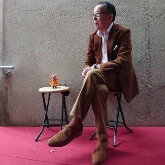 Как носить светло-коричневые брюки чинос с коричневыми замшевыми брогами