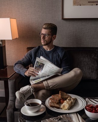 Какие вязаные свитера носить с светло-коричневыми брюками чинос