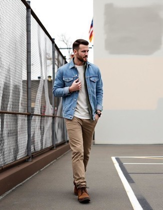 Какие повседневные ботинки носить с светло-коричневыми брюками чинос