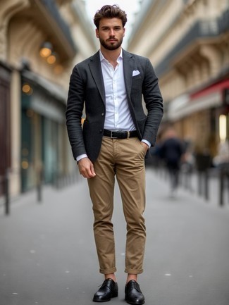 Как носить светло-коричневые брюки чинос с темно-серым пиджаком