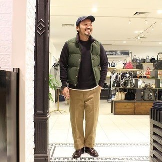 Какие куртки без рукавов носить с светло-коричневыми брюками чинос