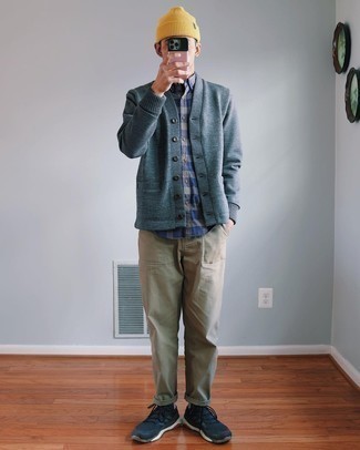 Как носить светло-коричневые брюки чинос с серым кардиганом