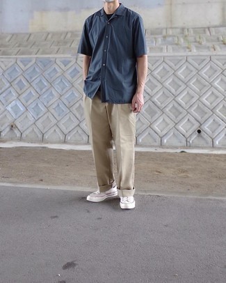 С чем носить светло-коричневые брюки чинос