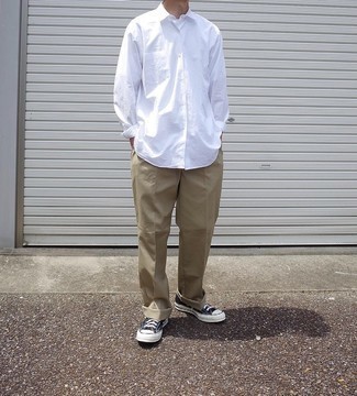 С чем носить светло-коричневые брюки чинос