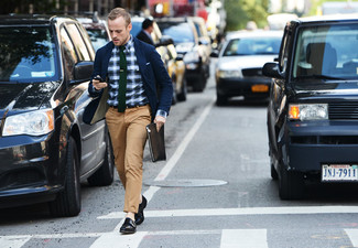 Какие монки носить с светло-коричневыми брюками чинос