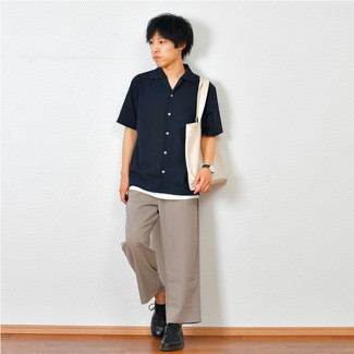 Какие майки носить с светло-коричневыми брюками чинос