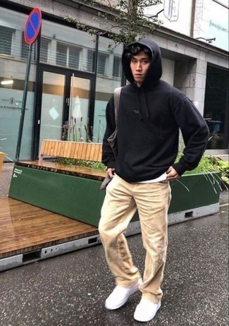 С чем носить светло-коричневые вельветовые джинсы мужчине