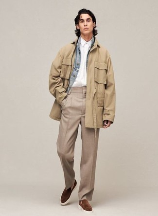 Какие полевые куртки носить с светло-коричневыми классическими брюками