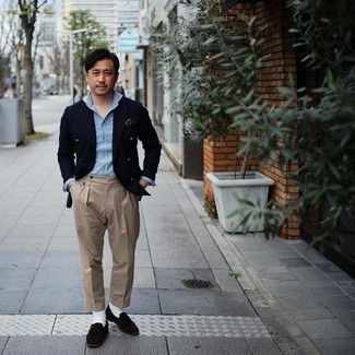 С чем носить светло-коричневые классические брюки мужчине