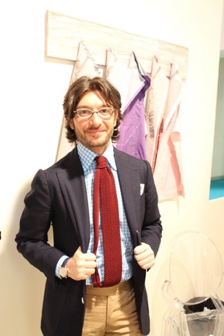 С чем носить светло-коричневые классические брюки мужчине