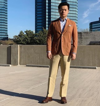 С чем носить светло-коричневые классические брюки мужчине