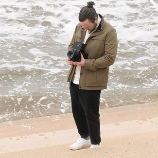 Какие низкие кеды носить с светло-коричневой полевой курткой